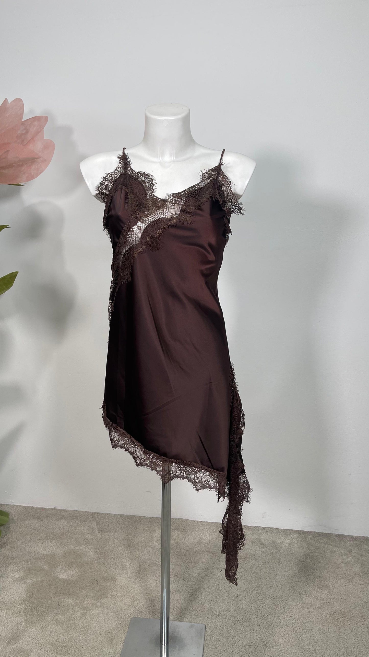 Vestito asimmetrico in pizzo