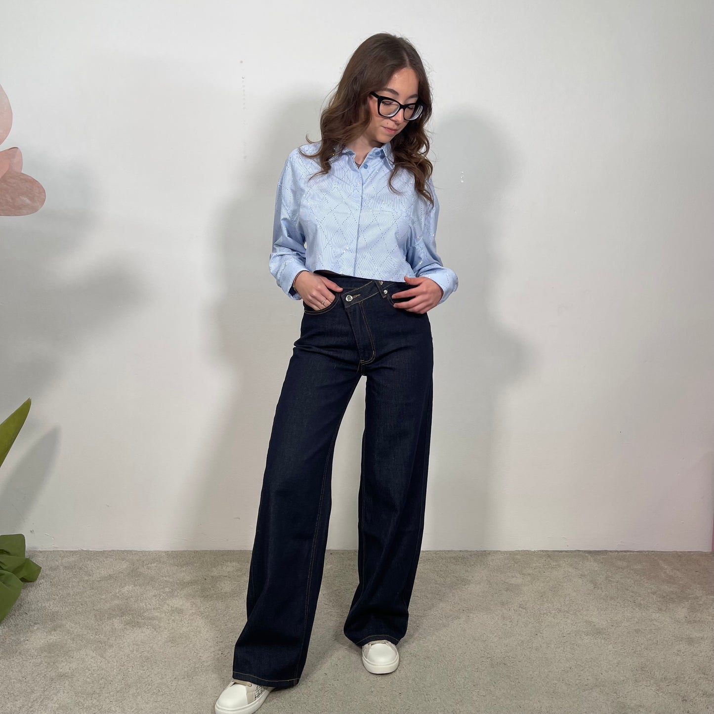 Jeans con chiusura asimmetrica