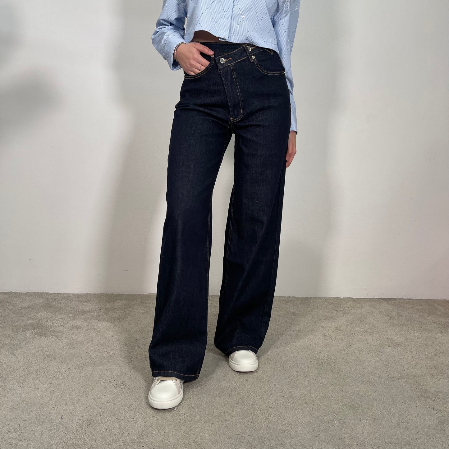 Jeans con chiusura asimmetrica