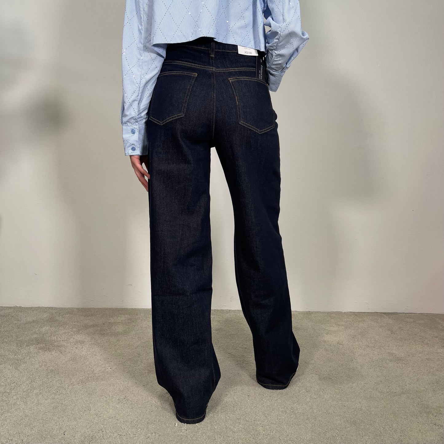 Jeans con chiusura asimmetrica