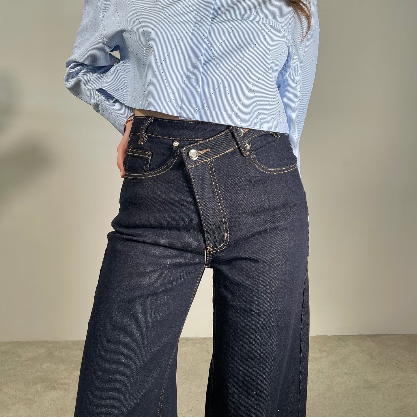 Jeans con chiusura asimmetrica